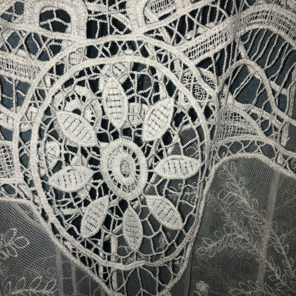 Ricki’s XL  white sheer blouse with lace pattern , new or like new - Picture 2 of 7